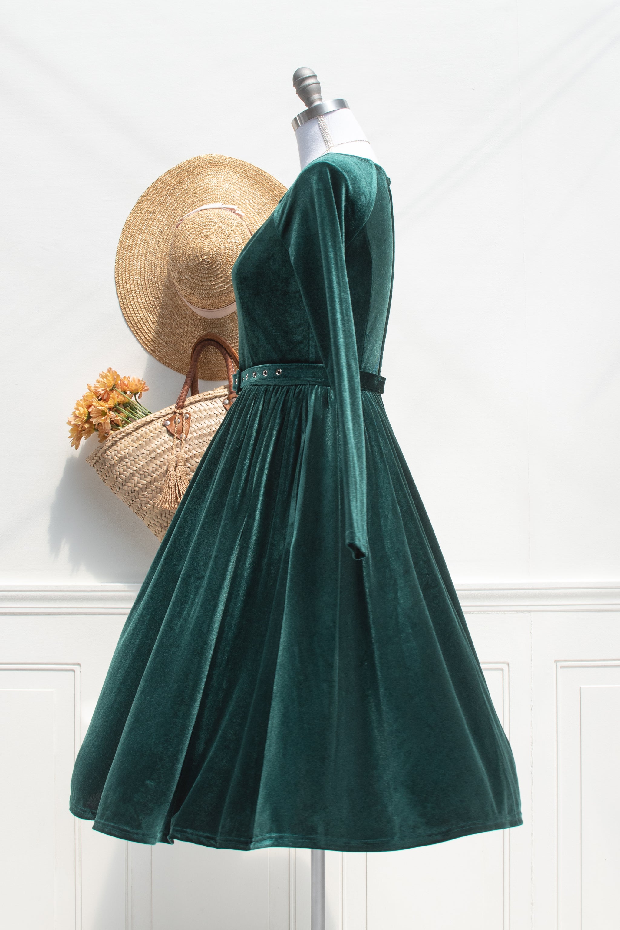 mid length dresses velvet Emerald Midi Dress — Sweetheart Neckline, Long Sleeves, Belt & Pockets POSITANO Length:57 inches (144.78 cm) Gracie Abrams Blue Dress and an invisible back