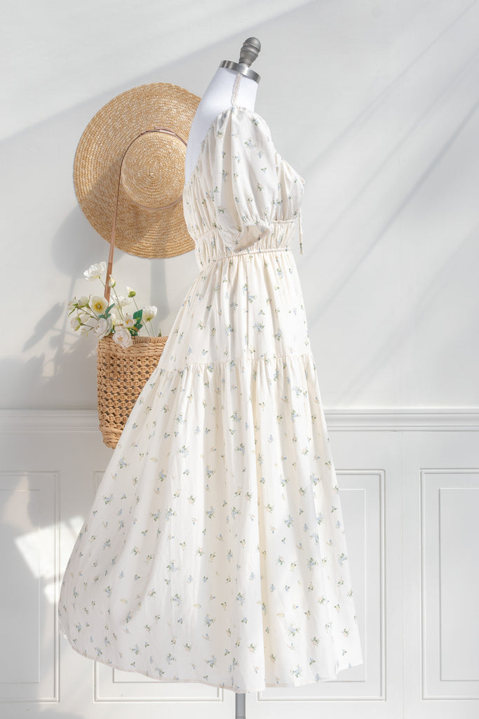 Cottagecore dress. A cute floral cottagecore style dress perfect for spring. Short sleeves, elastic bodice, square neckline, elastic shoulders. side view. Amantine. 