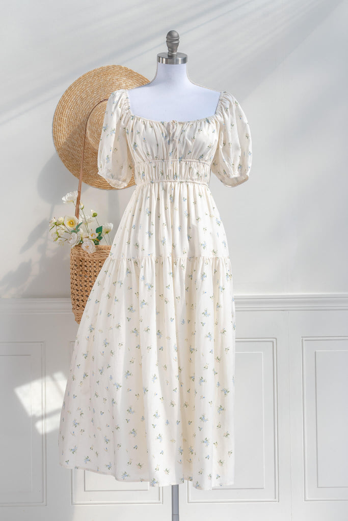 Cottagecore dress. A cute floral cottagecore style dress perfect for spring. Short sleeves, elastic bodice, square neckline, elastic shoulders. Front view. Amantine. 