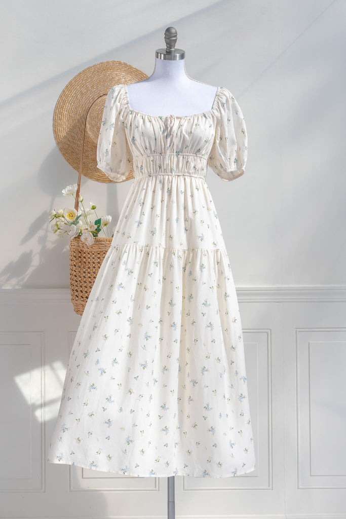 Cottagecore dress. A cute floral cottagecore style dress perfect for spring. Short sleeves, elastic bodice, square neckline, elastic shoulders. Front view. Amantine. 