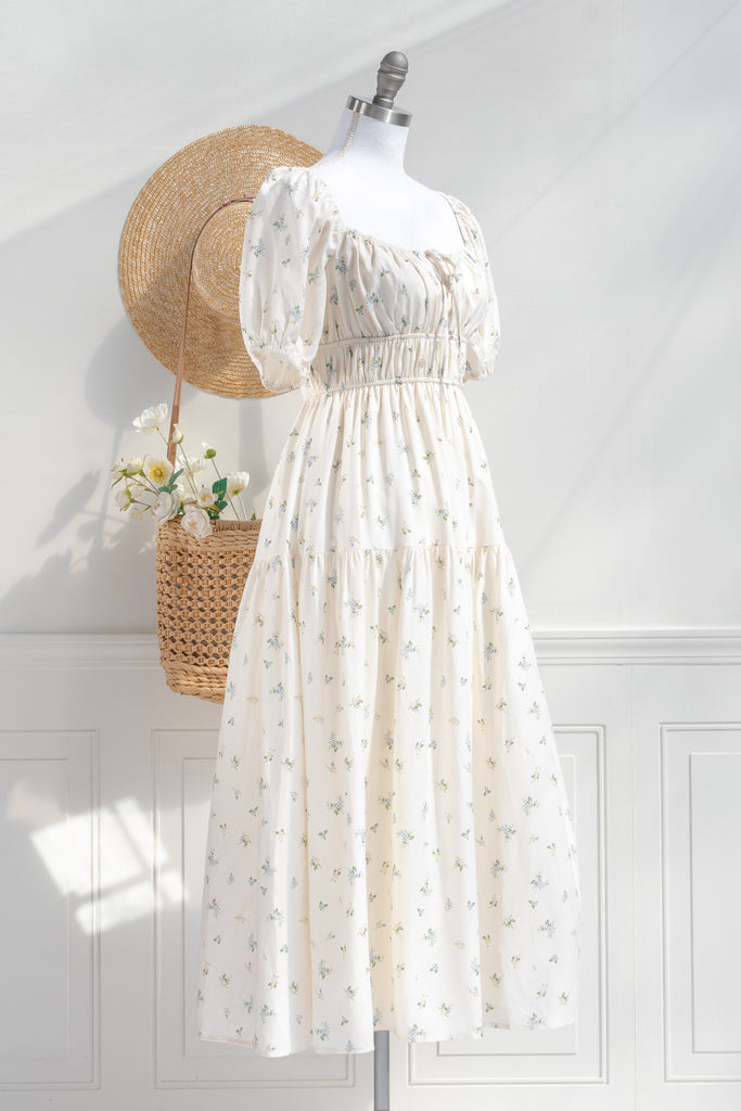 Cottagecore dress. A cute floral cottagecore style dress perfect for spring. Short sleeves, elastic bodice, square neckline, elastic shoulders. 3/4 side view. Amantine. 
