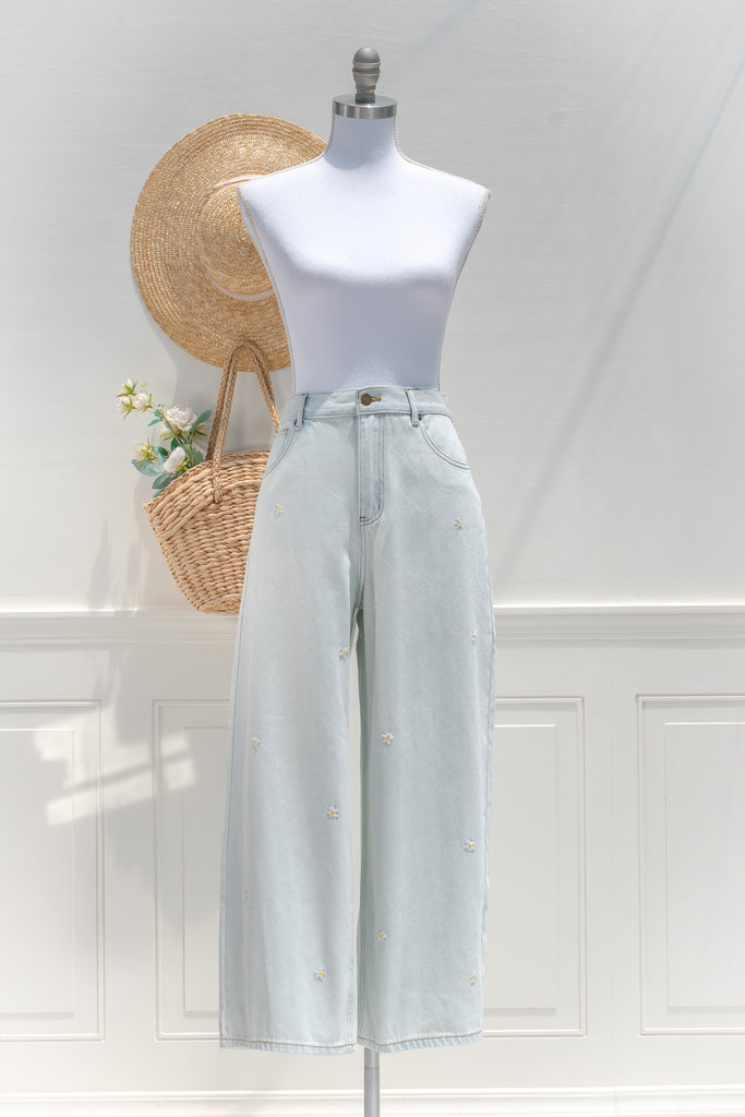 cute jeans for fall. french girl style jeans. 