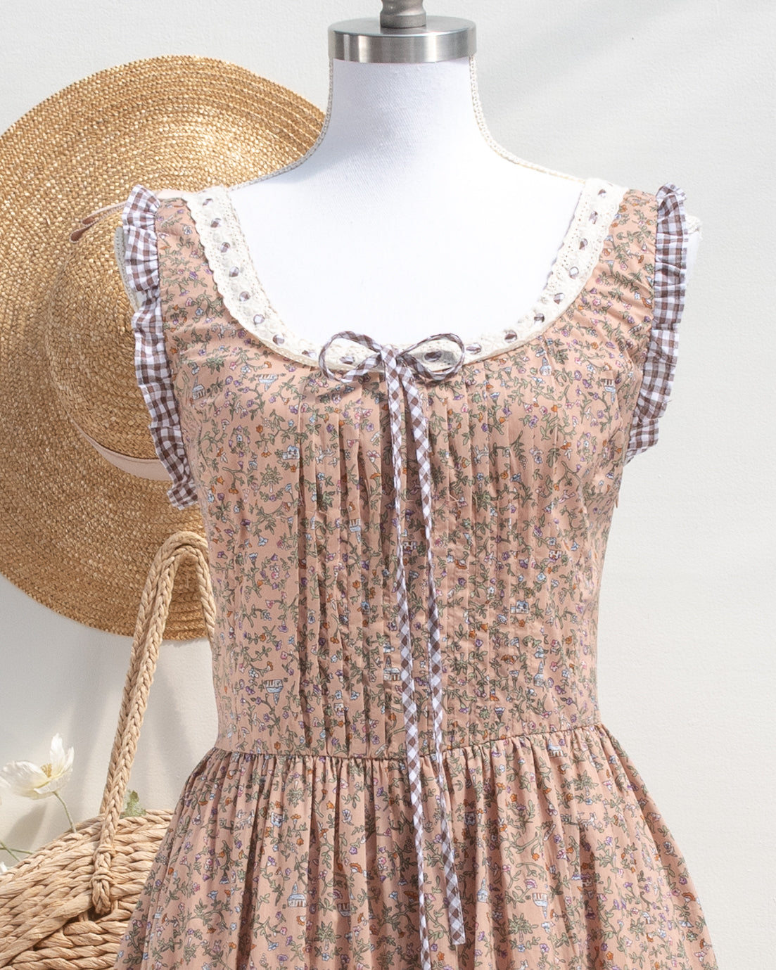 Floral pink dress for fall. French Romantic Style from Amantine. 