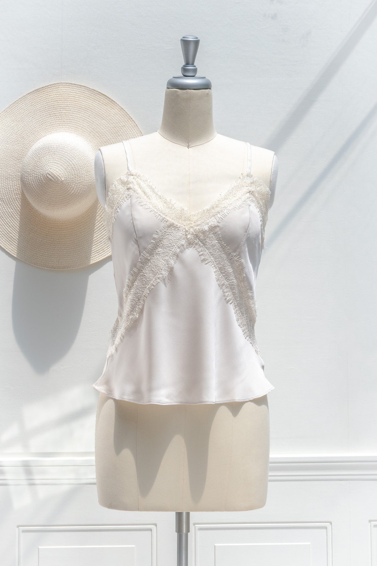 french girl style tops White lace top on a mannequin with a white background