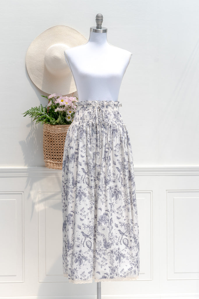 types of skirts. a toile print skirt in cotton. blue on white. perfect for summer. airy and comfortable. front view. 